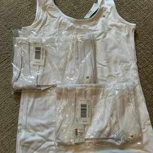 Scoop neck basic tank top